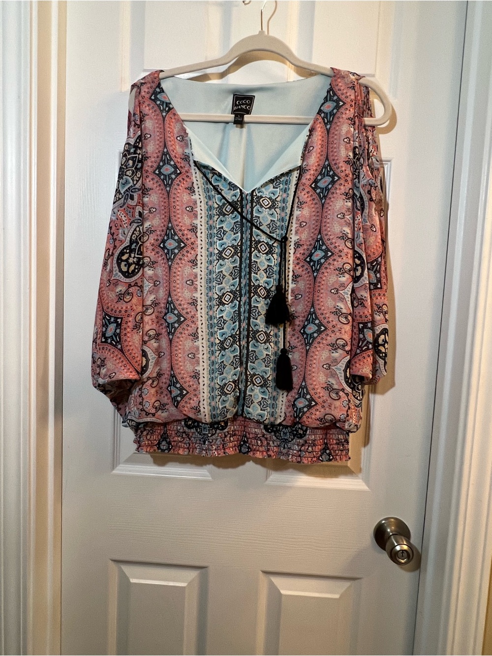 🦋 NWOT Coco Bianco Pink Paisley Boho V-Neck Blouse with Tassel Detail size large